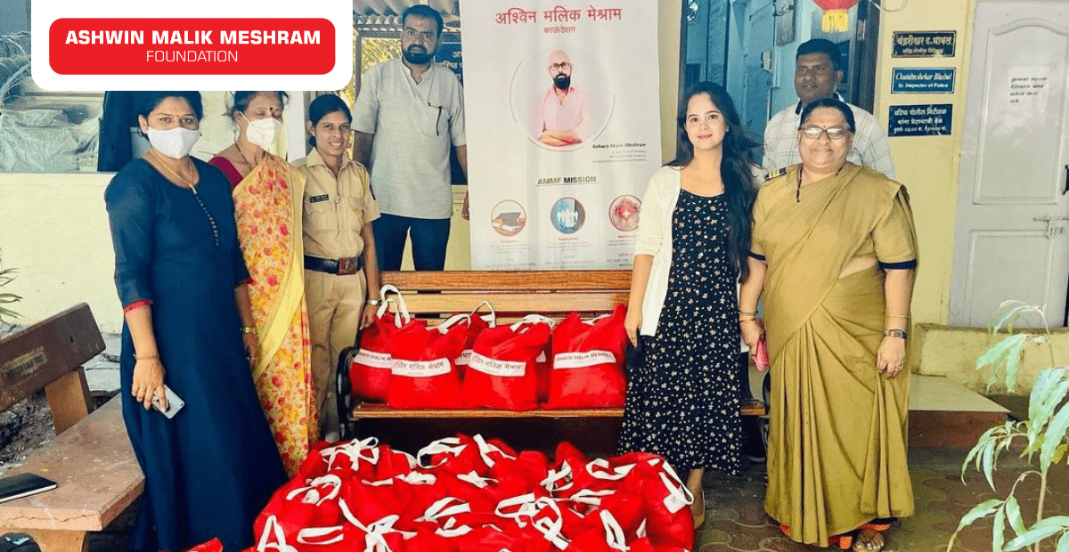 AMM Foundation in association with Hemang Jangla distributed nutrition kits to all female police staff of Kurla Nehru Nagar Police Station.